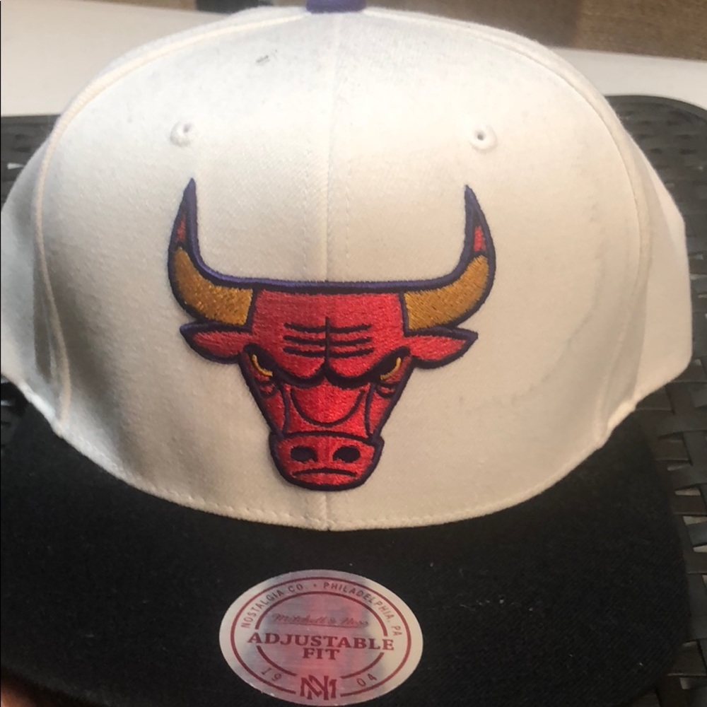 SnapBack Chicago Bulls hat with black bill